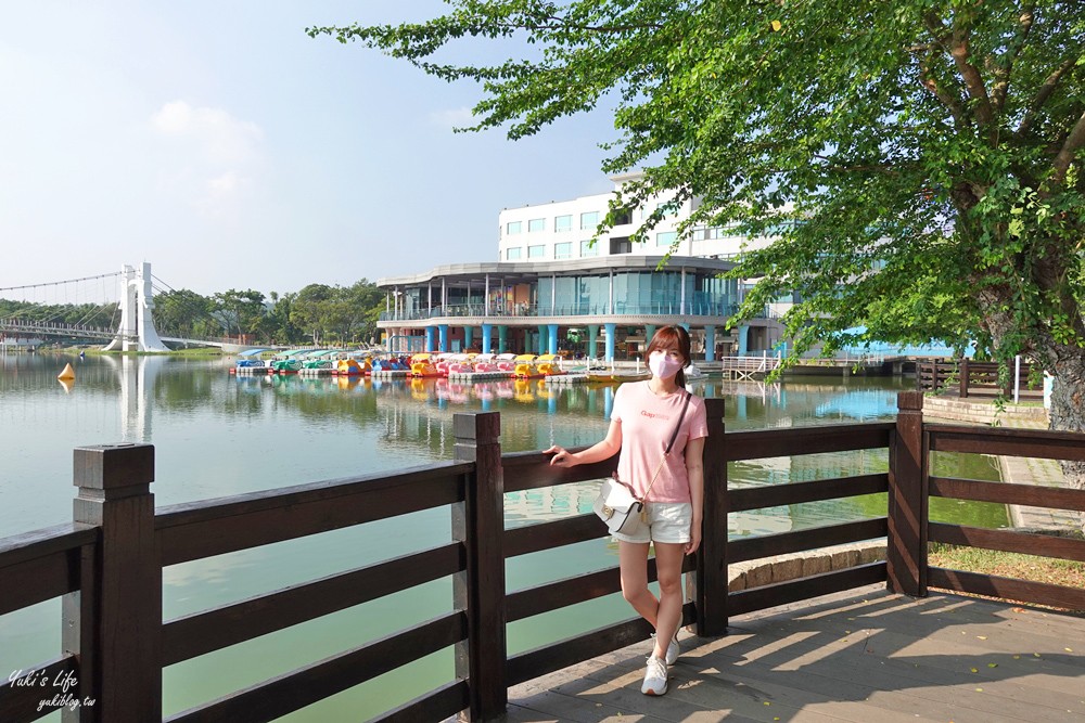 桃園免門票景點推薦》龍潭大池親子好去處！餵魚、踩天鵝船、景觀下午茶、親子遊戲場、九曲橋、吊橋、湖中南天宮 - yuki.tw