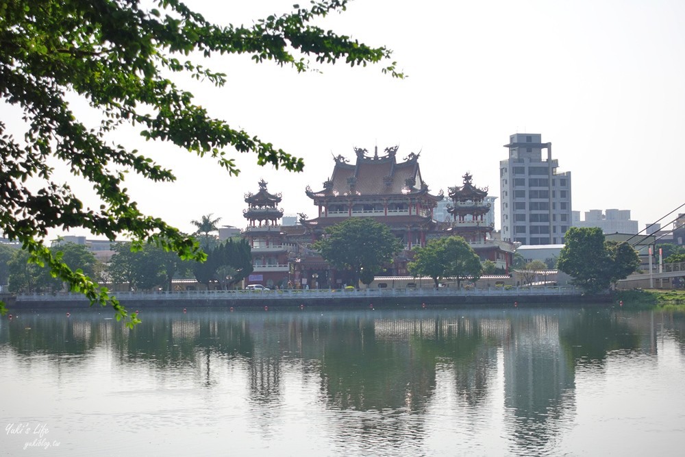 桃園免門票景點推薦》龍潭大池親子好去處！餵魚、踩天鵝船、景觀下午茶、親子遊戲場、九曲橋、吊橋、湖中南天宮 - yuki.tw