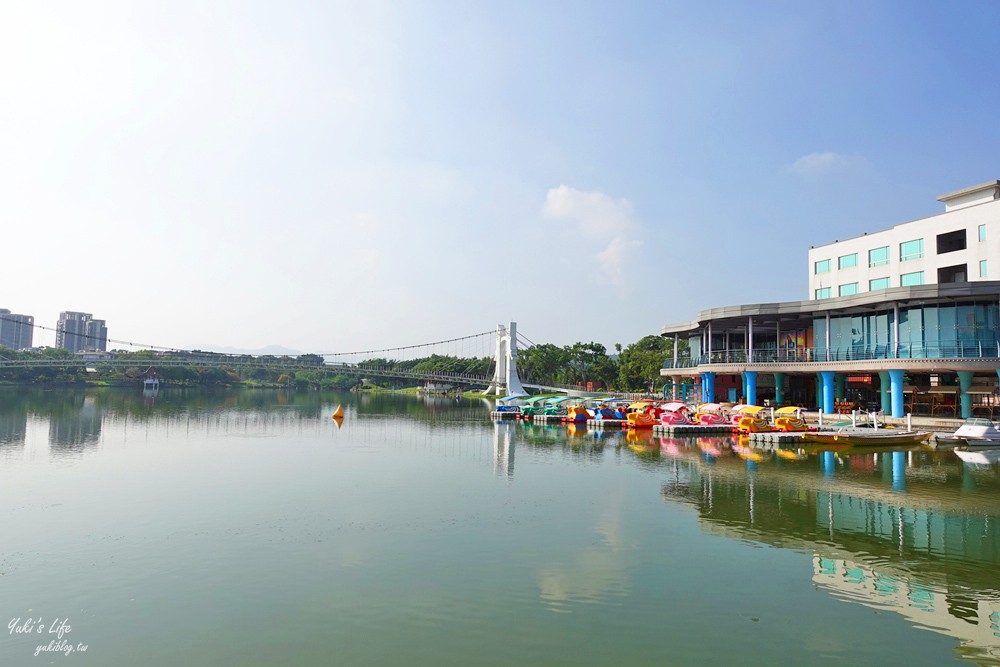 桃園免門票景點推薦》龍潭大池親子好去處！餵魚、踩天鵝船、景觀下午茶、親子遊戲場、九曲橋、吊橋、湖中南天宮 - yuki.tw