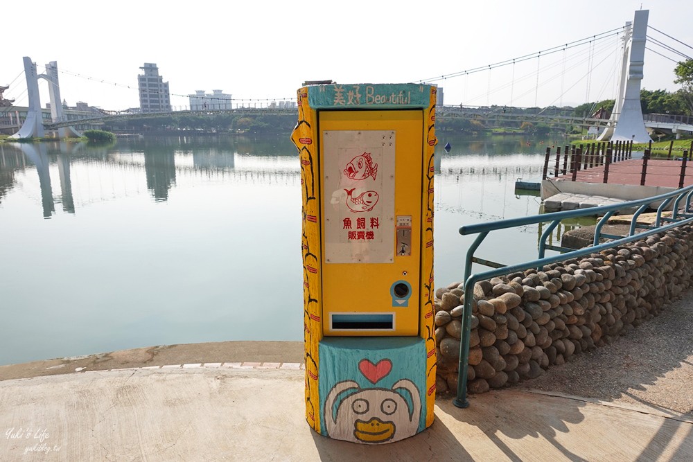 桃園免門票景點推薦》龍潭大池親子好去處！餵魚、踩天鵝船、景觀下午茶、親子遊戲場、九曲橋、吊橋、湖中南天宮 - yuki.tw