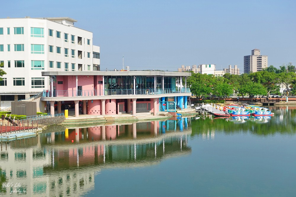 桃園免門票景點推薦》龍潭大池親子好去處！餵魚、踩天鵝船、景觀下午茶、親子遊戲場、九曲橋、吊橋、湖中南天宮 - yuki.tw