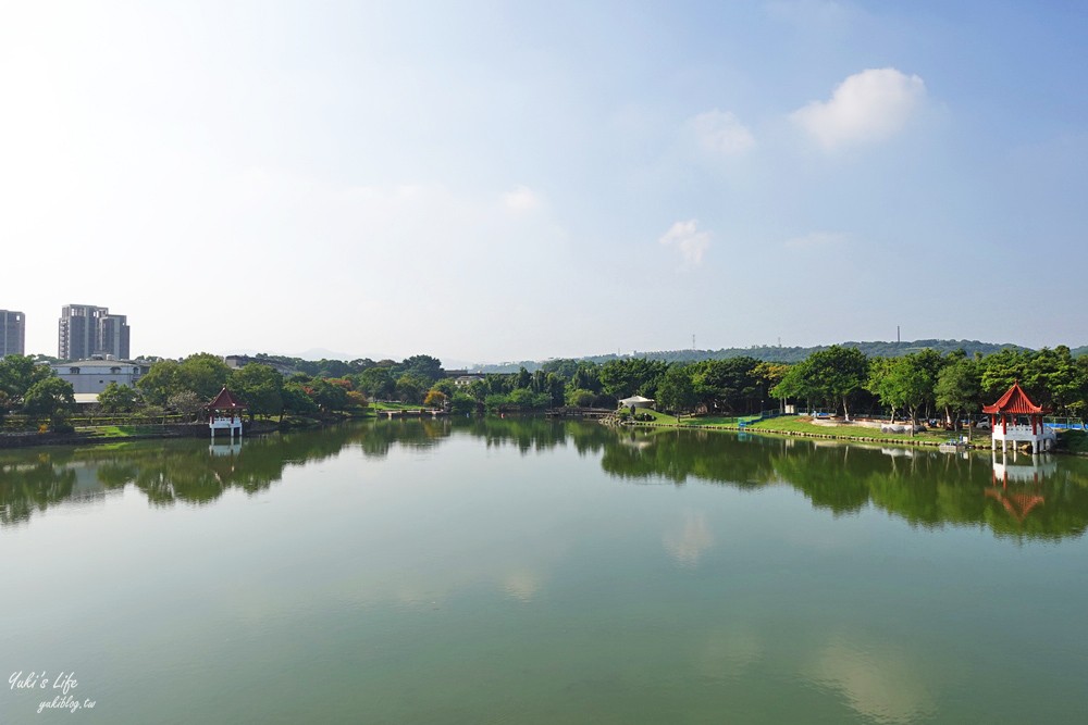 桃園免門票景點推薦》龍潭大池親子好去處！餵魚、踩天鵝船、景觀下午茶、親子遊戲場、九曲橋、吊橋、湖中南天宮 - yuki.tw