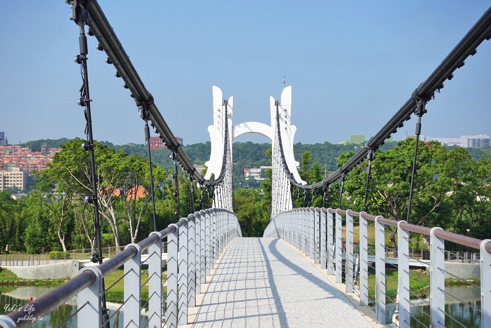 桃園免門票景點推薦》龍潭大池親子好去處！餵魚、踩天鵝船、景觀下午茶、親子遊戲場、九曲橋、吊橋、湖中南天宮 - yuki.tw