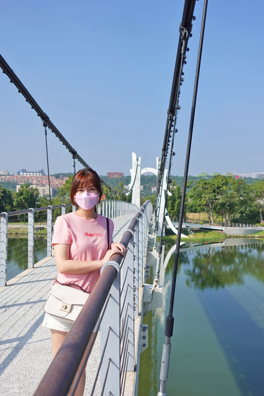 桃園免門票景點推薦》龍潭大池親子好去處！餵魚、踩天鵝船、景觀下午茶、親子遊戲場、九曲橋、吊橋、湖中南天宮 - yuki.tw