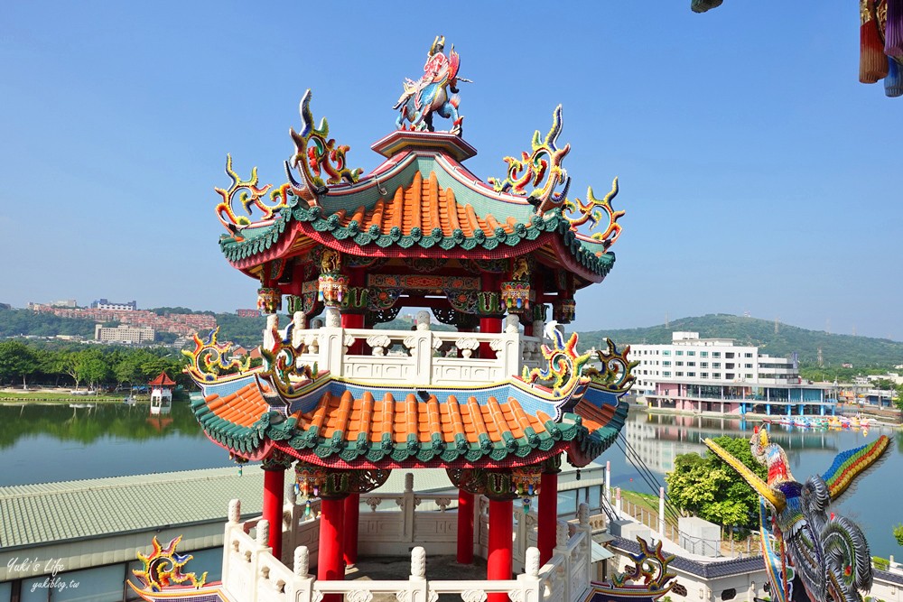 桃園免門票景點推薦》龍潭大池親子好去處！餵魚、踩天鵝船、景觀下午茶、親子遊戲場、九曲橋、吊橋、湖中南天宮 - yuki.tw