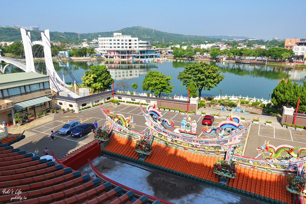 桃園免門票景點推薦》龍潭大池親子好去處！餵魚、踩天鵝船、景觀下午茶、親子遊戲場、九曲橋、吊橋、湖中南天宮 - yuki.tw