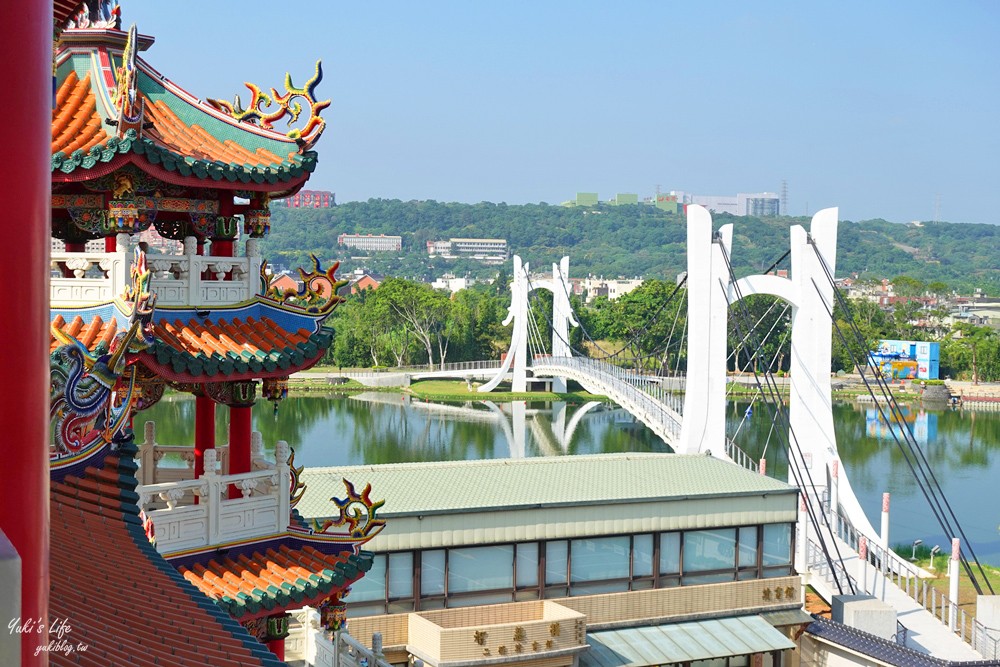 桃園免門票景點推薦》龍潭大池親子好去處！餵魚、踩天鵝船、景觀下午茶、親子遊戲場、九曲橋、吊橋、湖中南天宮 - yuki.tw