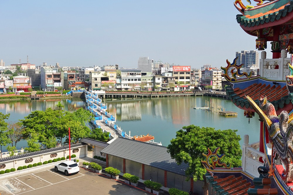 桃園免門票景點推薦》龍潭大池親子好去處！餵魚、踩天鵝船、景觀下午茶、親子遊戲場、九曲橋、吊橋、湖中南天宮 - yuki.tw