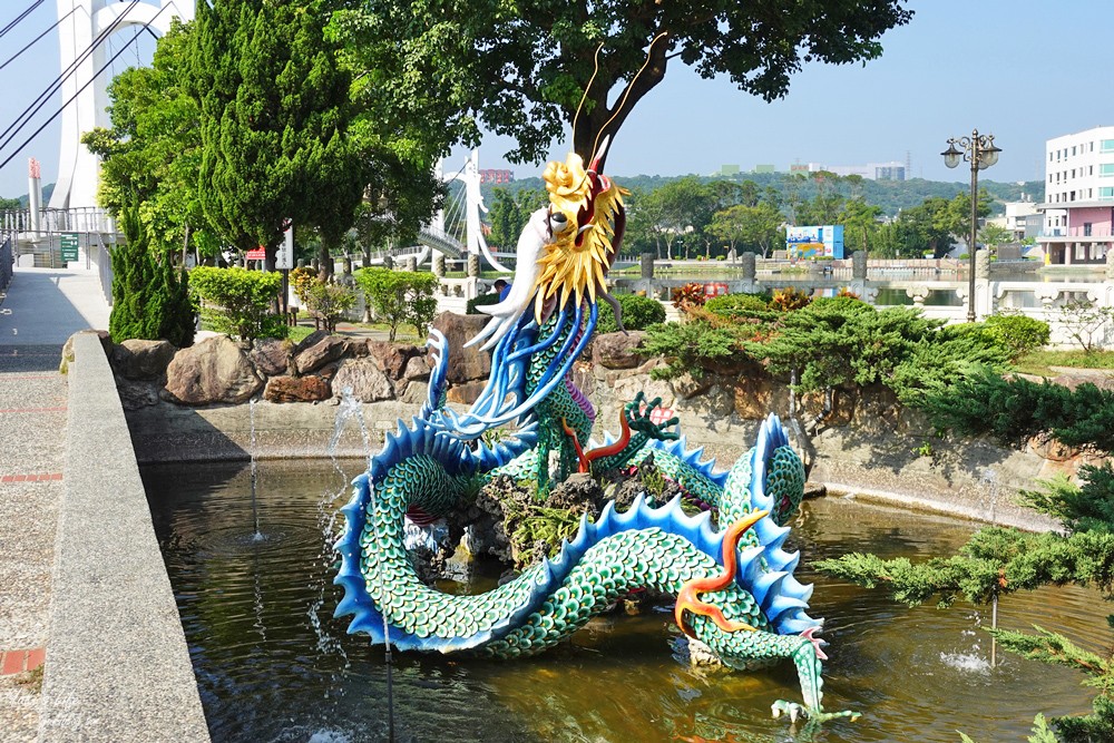 桃園免門票景點推薦》龍潭大池親子好去處！餵魚、踩天鵝船、景觀下午茶、親子遊戲場、九曲橋、吊橋、湖中南天宮 - yuki.tw