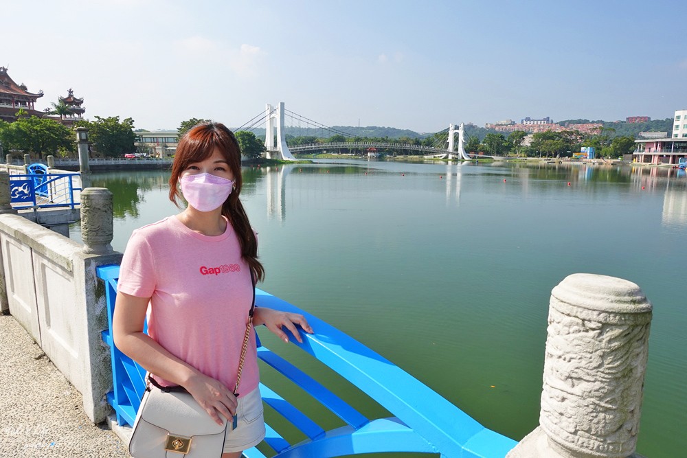 桃園免門票景點推薦》龍潭大池親子好去處！餵魚、踩天鵝船、景觀下午茶、親子遊戲場、九曲橋、吊橋、湖中南天宮 - yuki.tw