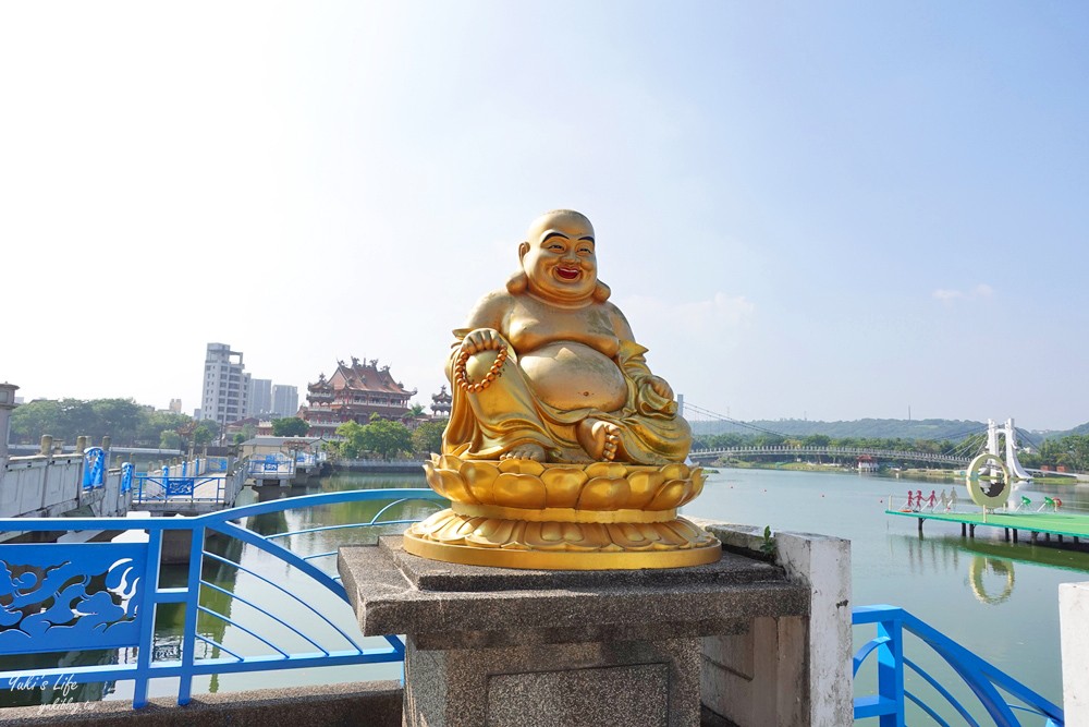 桃園免門票景點推薦》龍潭大池親子好去處！餵魚、踩天鵝船、景觀下午茶、親子遊戲場、九曲橋、吊橋、湖中南天宮 - yuki.tw