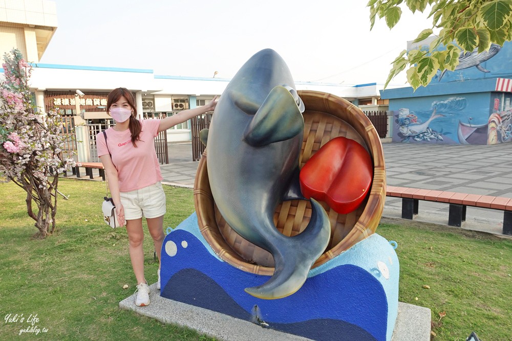 可愛的魚獲公仔主題觀光漁港~不只吃海鮮買海鮮~巨型烏魚子等你來拍！ - yuki.tw