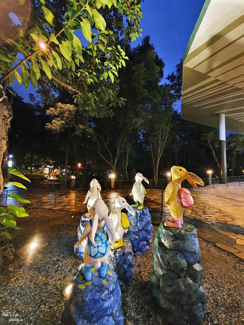 宜蘭景點》礁溪溫泉公園~幾米兔子陪你免費泡腳，超療癒的親子行程等你來(礁溪轉運站旁) - yuki.tw