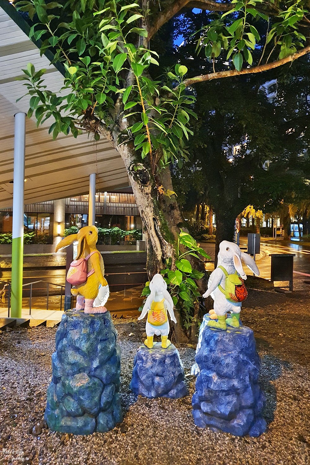 宜蘭景點》礁溪溫泉公園~幾米兔子陪你免費泡腳，超療癒的親子行程等你來(礁溪轉運站旁) - yuki.tw