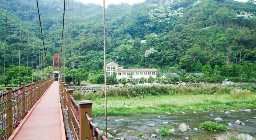 新竹泡湯玩水推薦》會來尖石溫泉渡假村，峇里島風泡湯還能玩滑水道，親子平價住宿 - yuki.tw