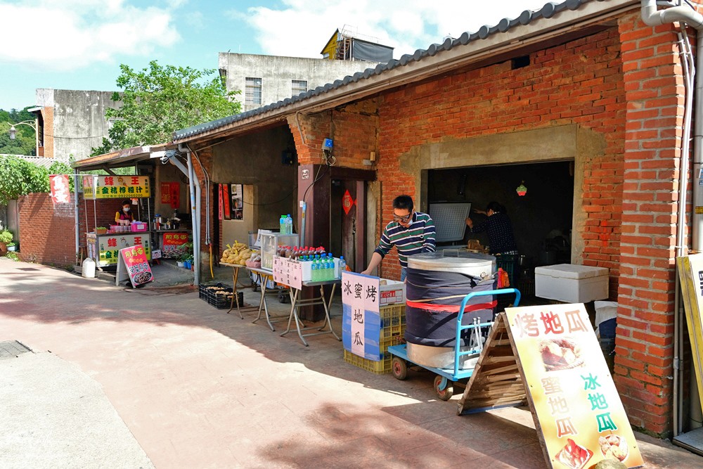 桃園三坑老街》客家村百年建築一條街，必吃經典美食牛汶水、菜包、紅豆牛奶冰～黑白洗水很冰涼 - yuki.tw