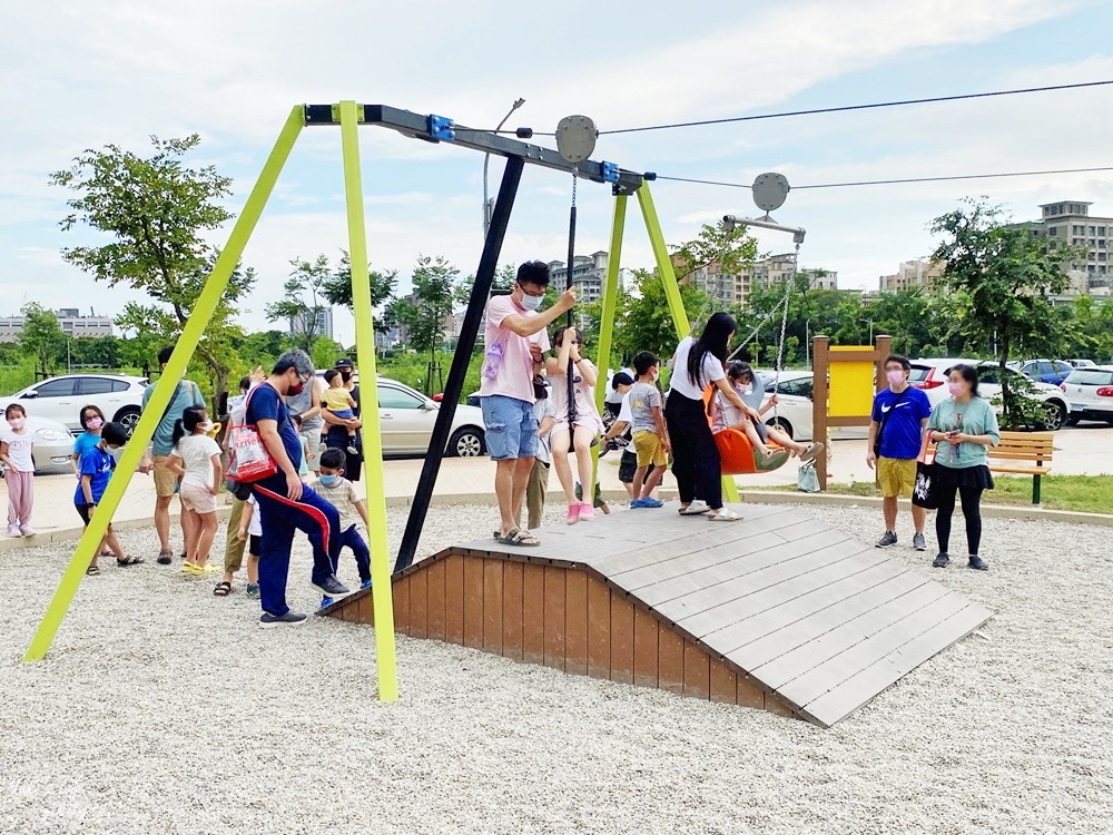 新竹AI智慧園區公園，滑步車練習場、沙坑、滑索~親子放風共融公園 - yuki.tw