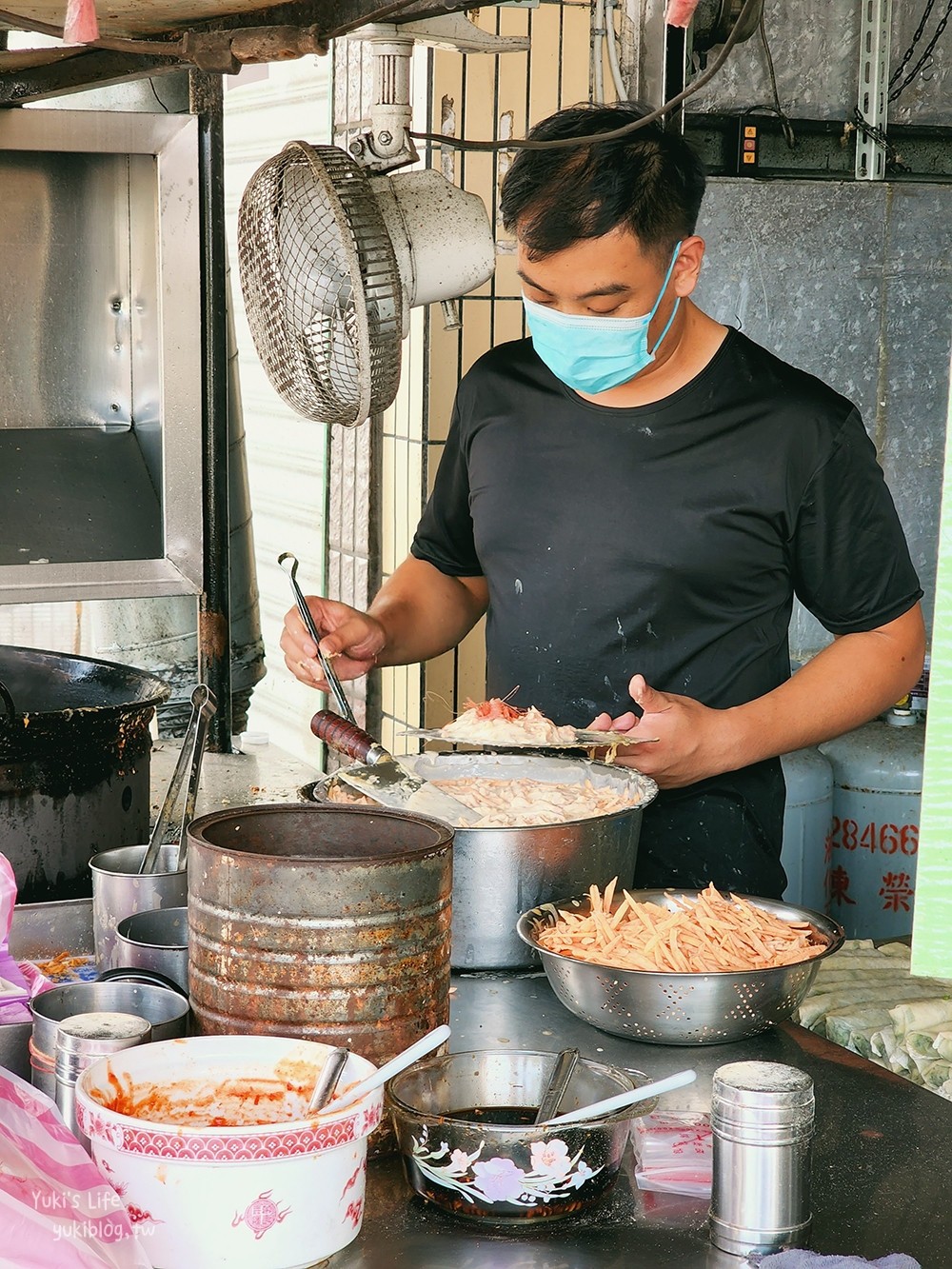 宜蘭礁溪美食》春捲伯，人氣排隊小吃現炸蝦餅和春捲 - yuki.tw