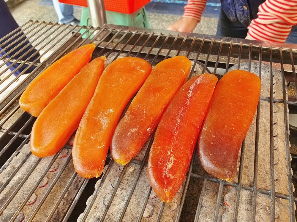 高雄一日遊》旗津老街美食巡禮真熱鬧，再搭渡輪去吃大碗公冰玩一天 - yuki.tw