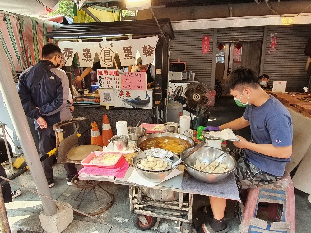 高雄一日遊》旗津老街美食巡禮真熱鬧，再搭渡輪去吃大碗公冰玩一天 - yuki.tw