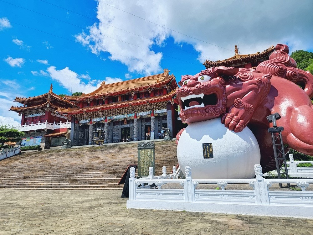 南投魚池景點》日月潭文武廟，觀景台賞湖景、超美年梯、Q版月老同框打卡 - yuki.tw