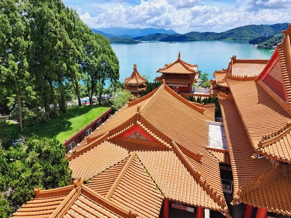 南投魚池景點》日月潭文武廟，觀景台賞湖景、超美年梯、Q版月老同框打卡 - yuki.tw