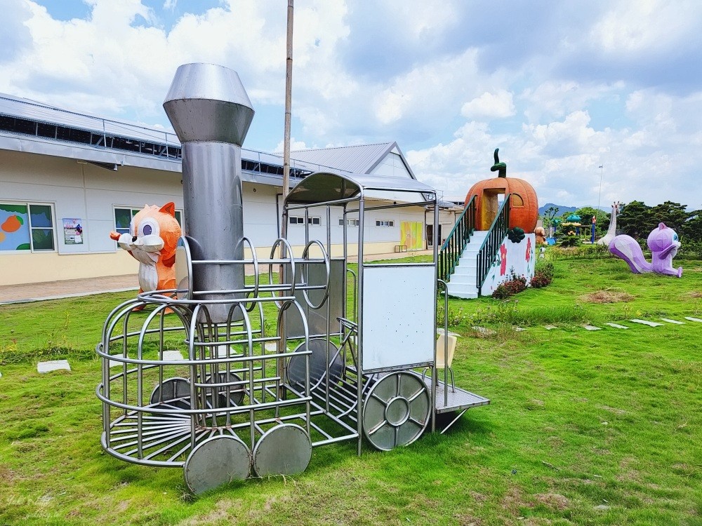 台南景點》芒果農創玫瑰綠柏園/芒果故事館，免門票有遊樂設施可以玩 - yuki.tw