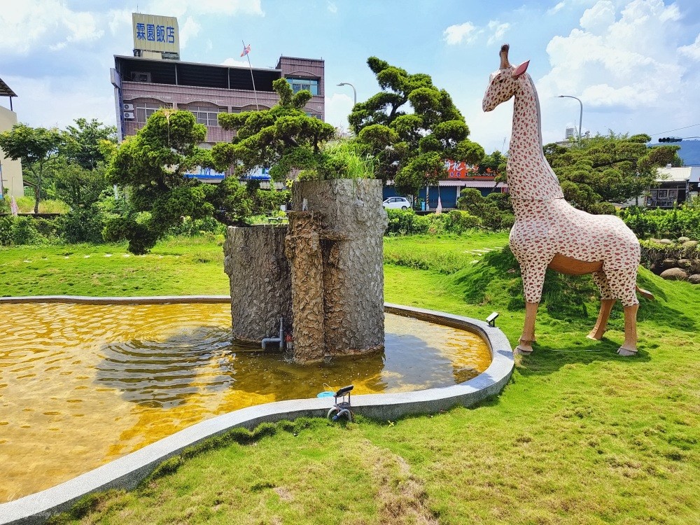 台南景點》芒果農創玫瑰綠柏園/芒果故事館，免門票有遊樂設施可以玩 - yuki.tw