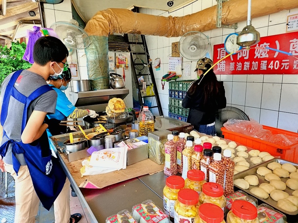 宜蘭頭城美食》阿嬤蔥油餅，排隊銅板小吃還有停車場 - yuki.tw