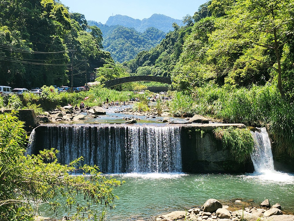 新竹北埔景點》北埔冷泉，特別黃色冷泉池，瀑布超壯觀看了就涼~ - yuki.tw