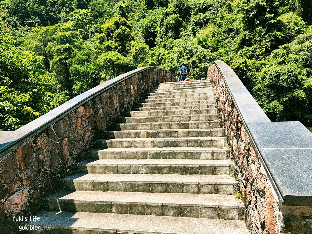 新竹北埔景點》北埔冷泉，特別黃色冷泉池，瀑布超壯觀看了就涼~ - yuki.tw