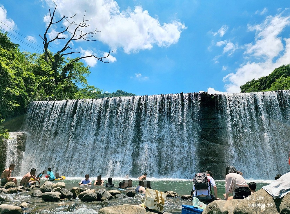 新竹北埔景點》北埔冷泉，特別黃色冷泉池，瀑布超壯觀看了就涼~ - yuki.tw