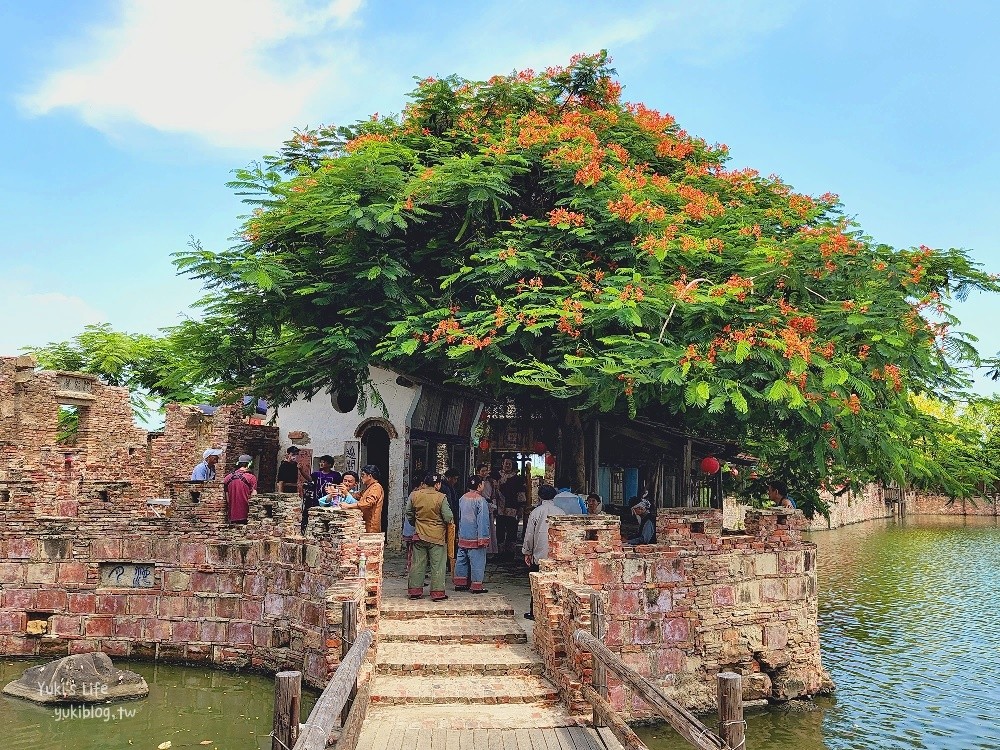 台南景點》老塘湖藝術村，漫遊古城湖畔/著古裝穿越時空/搭竹筏求財 - yuki.tw