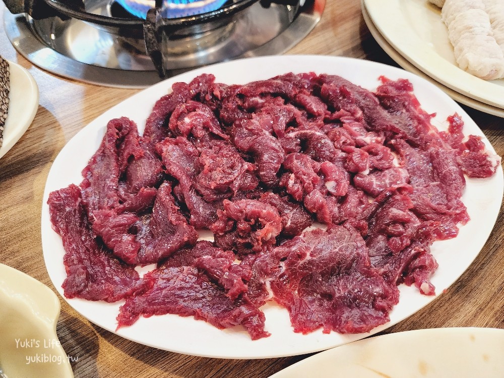 台南海安路美食》四季溫體牛肉鍋，善化牛肉鮮嫩好吃，牛腩鍋底也是讚~ - yuki.tw