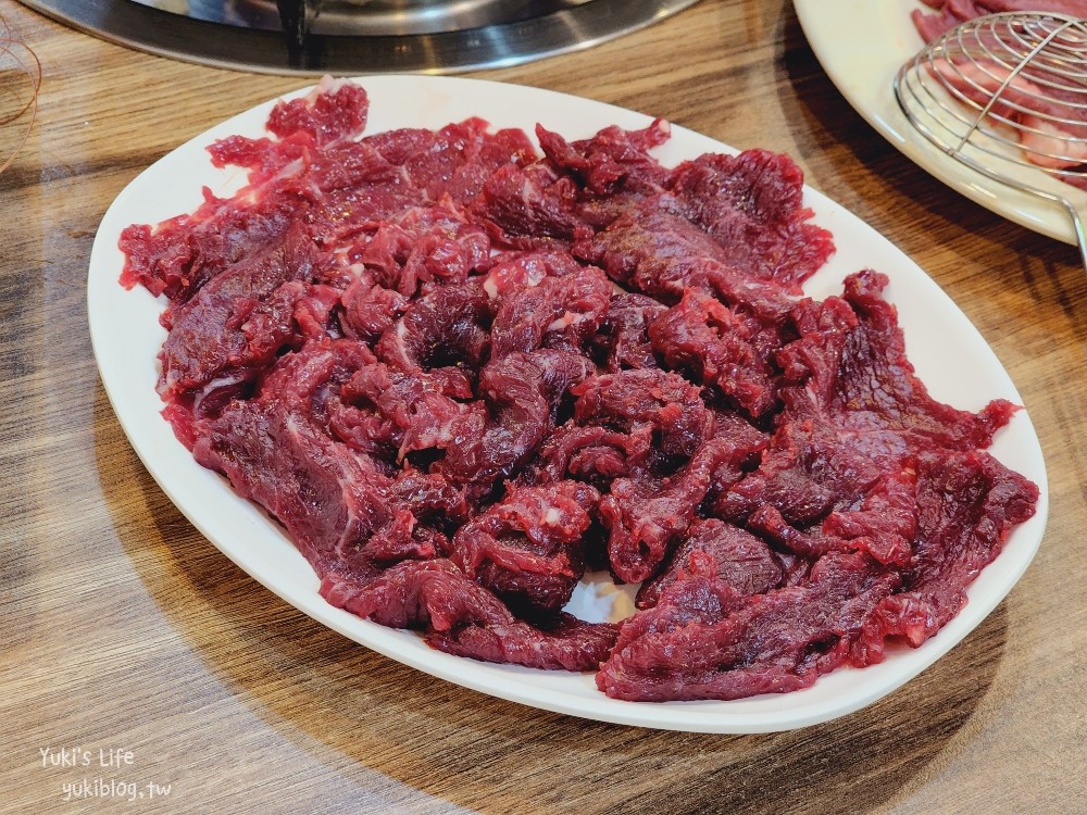 台南海安路美食》四季溫體牛肉鍋，善化牛肉鮮嫩好吃，牛腩鍋底也是讚~ - yuki.tw