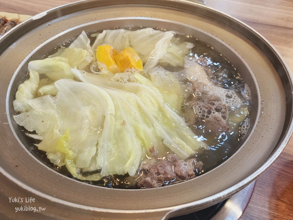 台南海安路美食》四季溫體牛肉鍋，善化牛肉鮮嫩好吃，牛腩鍋底也是讚~ - yuki.tw