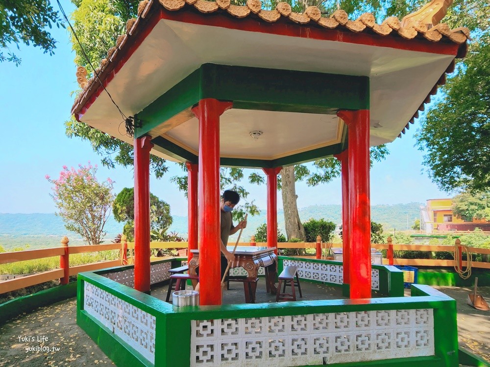 桃園景點》大溪蓮座觀音寺，登上百步雲梯的世外桃源，餵魚看長壽龜休閒好去處 - yuki.tw