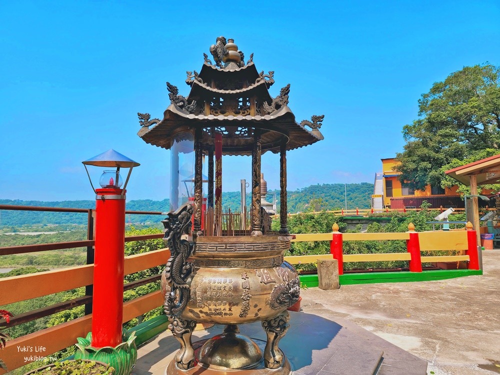 桃園景點》大溪蓮座觀音寺，登上百步雲梯的世外桃源，餵魚看長壽龜休閒好去處 - yuki.tw