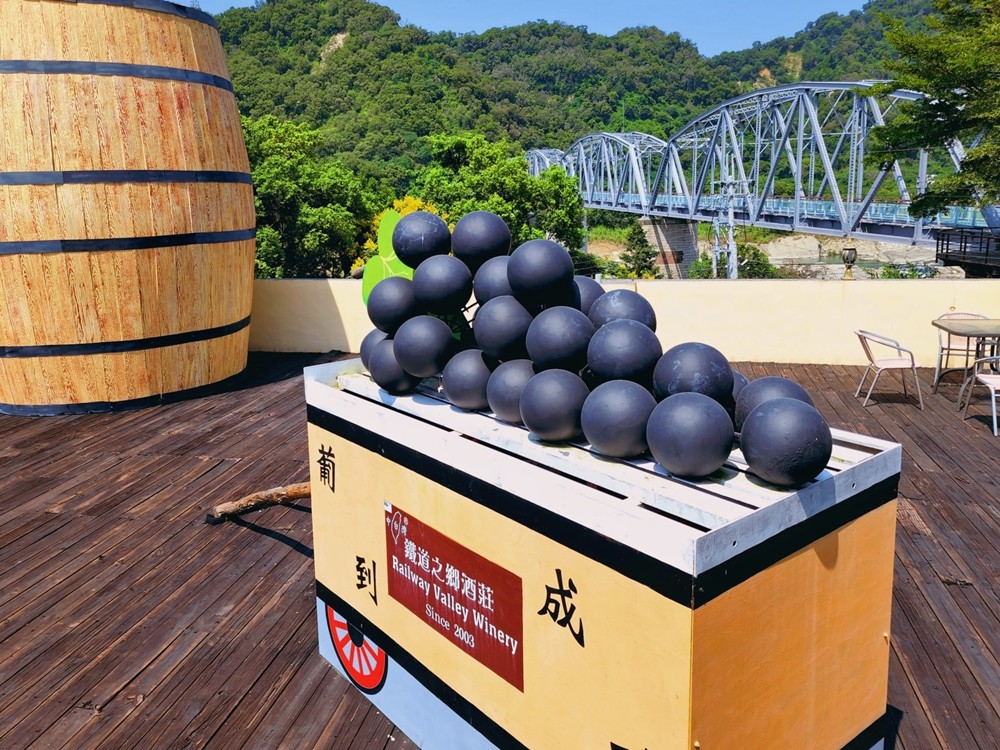 台中景點|鐵道之鄉酒莊|免門票后豐鐵馬道景點，巨型胡蘿蔔葡萄超吸睛 - yuki.tw