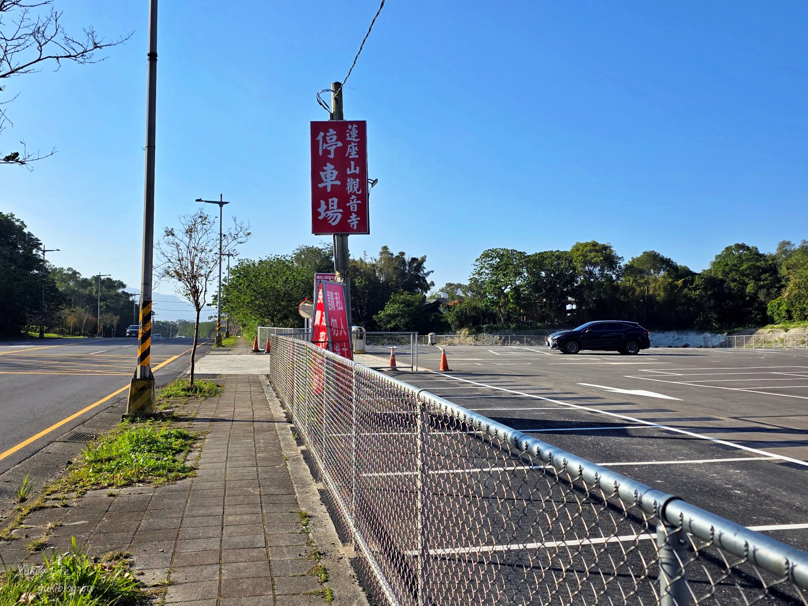 20260128155857_0_6b74e8 桃園景點》大溪蓮座觀音寺，登上百步雲梯的世外桃源，餵魚看長壽龜休閒好去處（停車場）