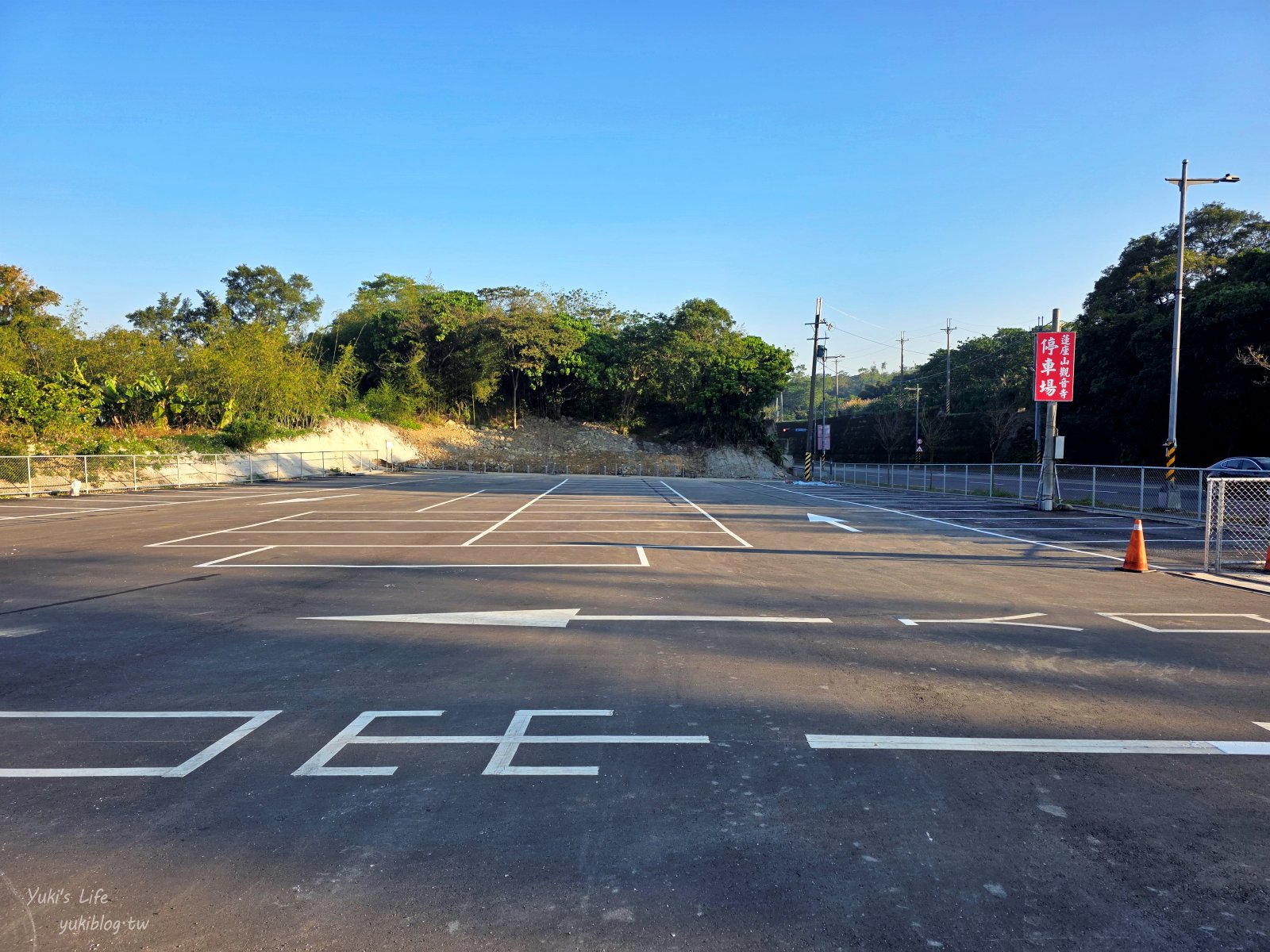 20260128155907_0_74ce64 桃園景點》大溪蓮座觀音寺，登上百步雲梯的世外桃源，餵魚看長壽龜休閒好去處（停車場）