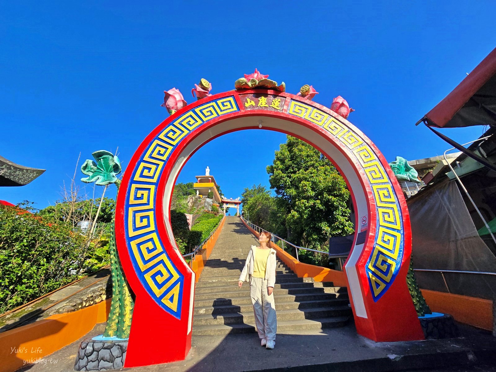 桃園景點》大溪蓮座觀音寺，登上百步雲梯的世外桃源，餵魚看長壽龜休閒好去處（停車場）