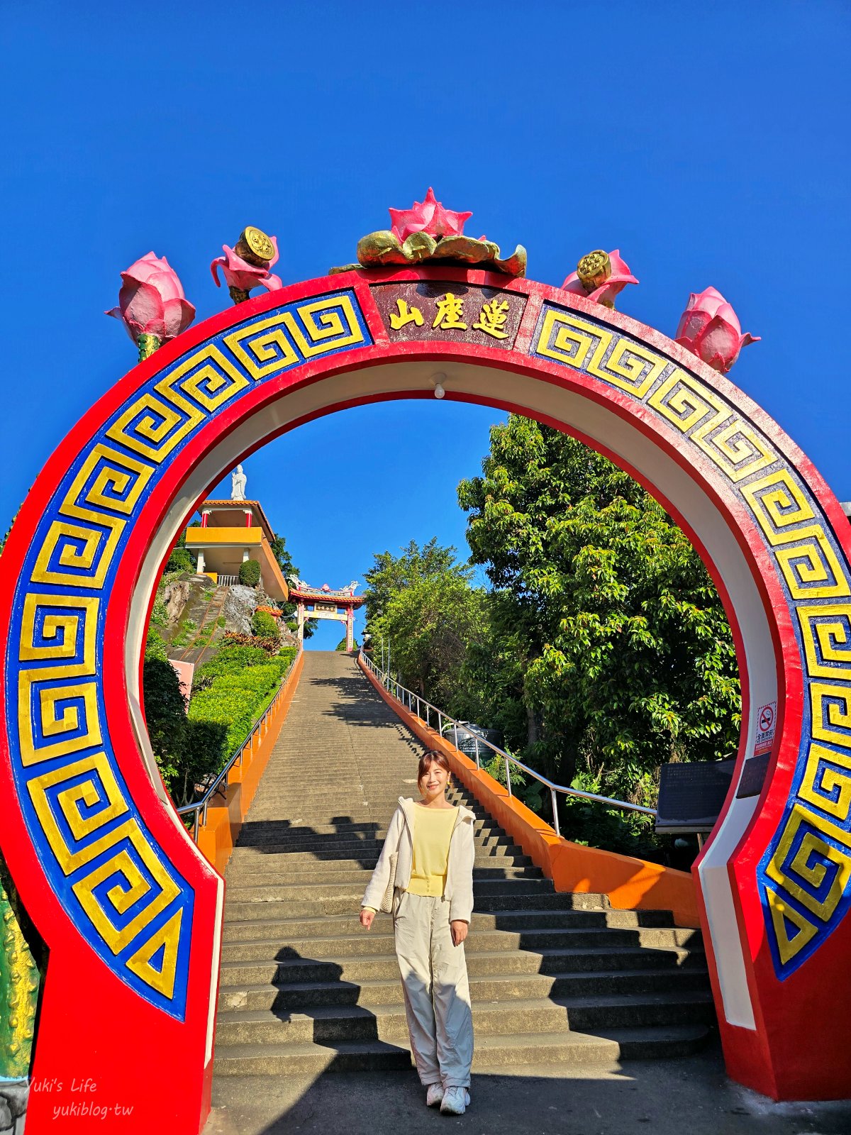 20260128160657_0_8d99e6 桃園景點》大溪蓮座觀音寺，登上百步雲梯的世外桃源，餵魚看長壽龜休閒好去處（停車場）