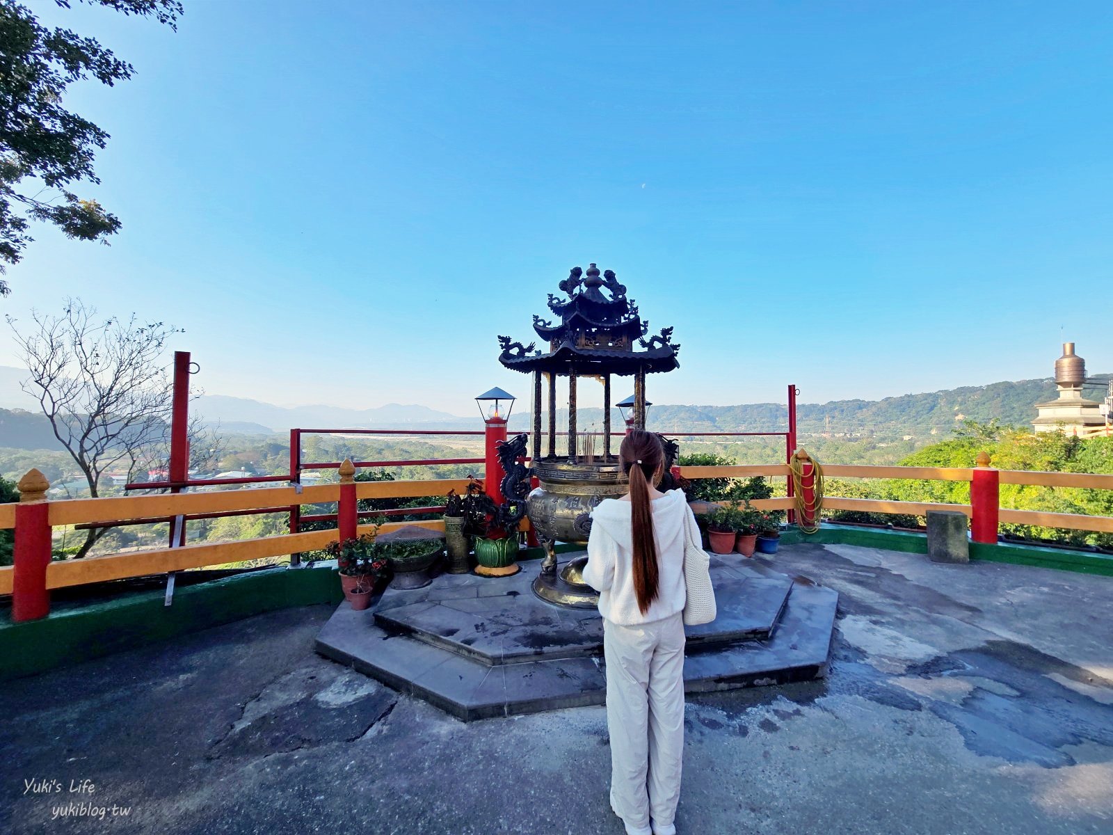 20260128161314_0_c9dfea 桃園景點》大溪蓮座觀音寺，登上百步雲梯的世外桃源，餵魚看長壽龜休閒好去處（停車場）