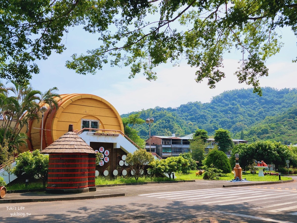 南投旅遊景點|南投酒廠|好拍還免門票,巨大荔枝和酒瓶,親子餵魚 - yuki.tw