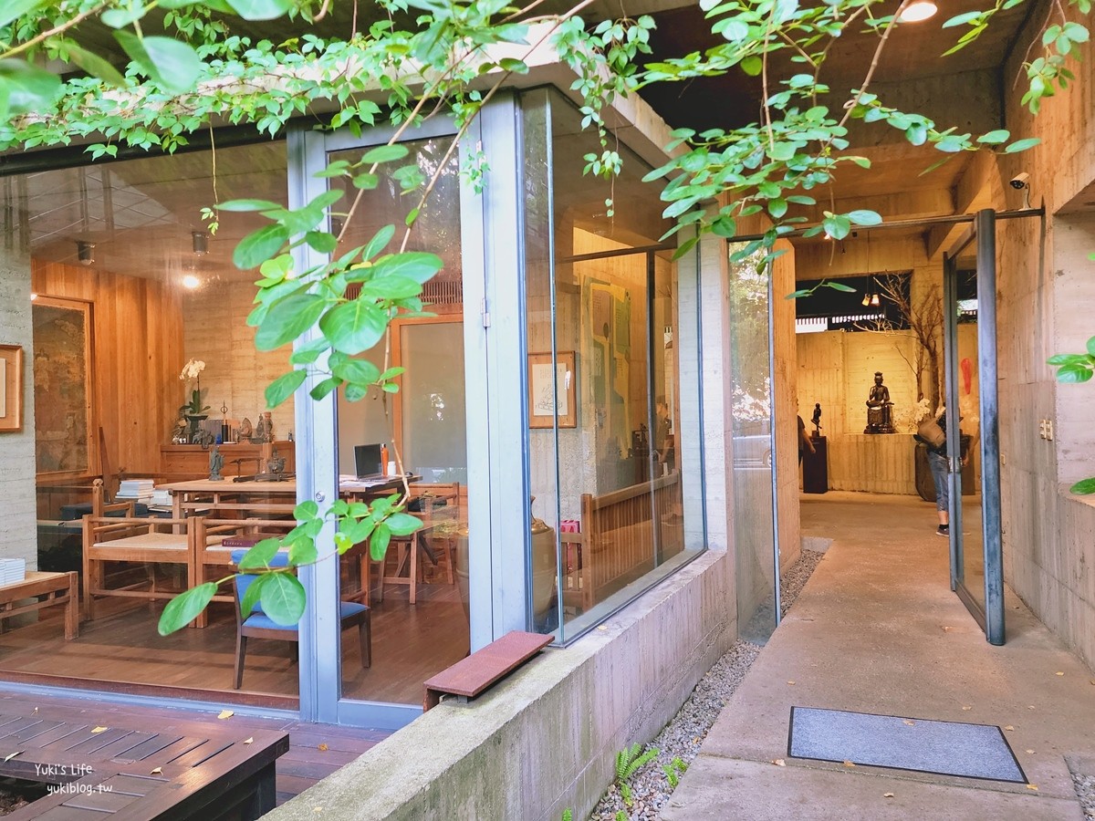 台中景點┃大里菩薩寺┃清水模禪風建築免費參觀，充滿綠植太美了 - yuki.tw