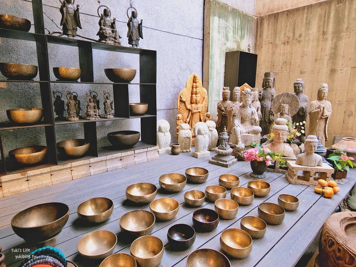 台中景點┃大里菩薩寺┃清水模禪風建築免費參觀，充滿綠植太美了 - yuki.tw