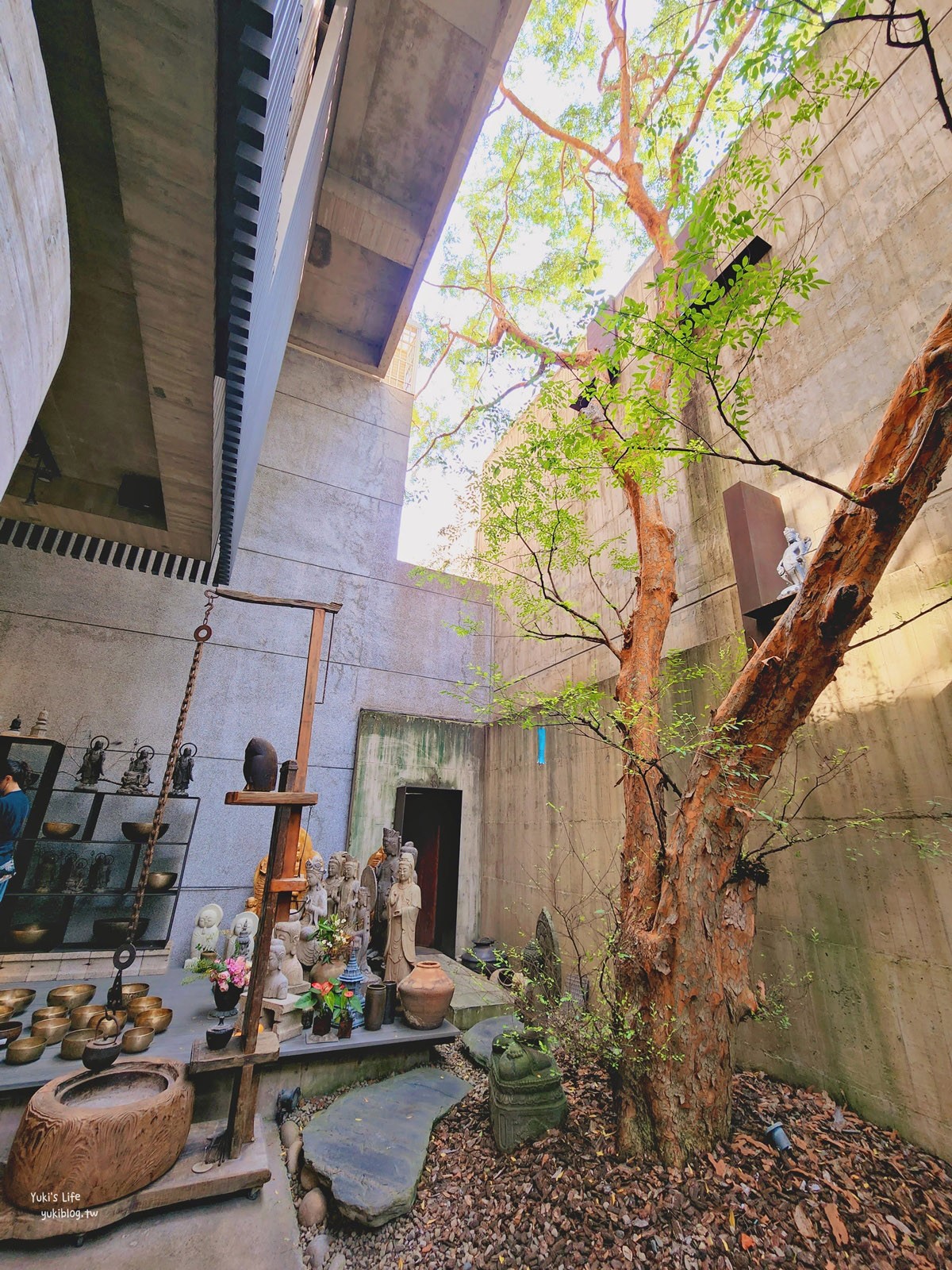 台中景點┃大里菩薩寺┃清水模禪風建築免費參觀，充滿綠植太美了 - yuki.tw