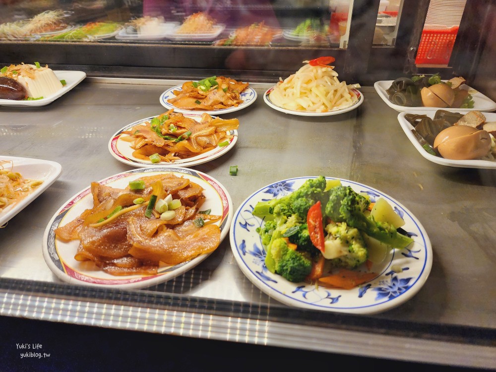 桃園美食|呷霸牛肉麵南平店|免費加湯加麵，豆花豆漿咖啡汽水暢飲有夠誇張 - yuki.tw