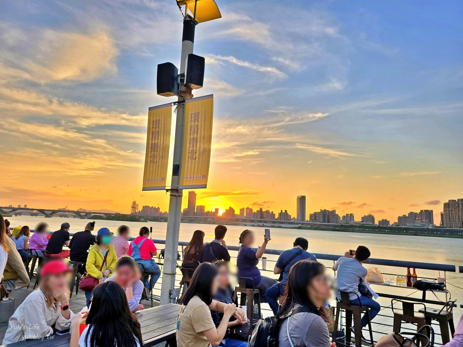 20250715180237_0_776ca7 大稻埕碼頭貨櫃市集：夕陽、美食、微醺，台北最Chill的河畔美食地標！